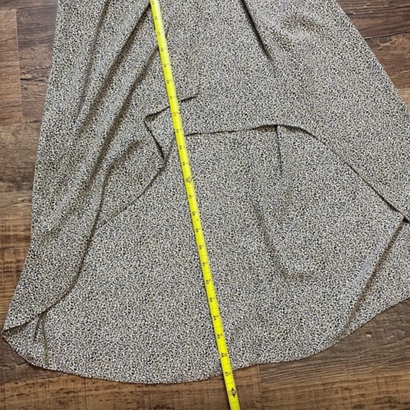 ✨ BCBG Faux Wrap Leopard Slight Puff Shoulder High Low Dress✨ - Picture 9 of 14